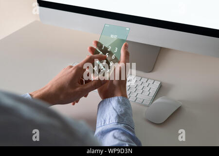 Man verwendet ein futuristisches transparent Telefon Stockfoto