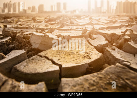 Post-apokalyptische Landschaft. Stadt nach den Auswirkungen der globalen Erwärmung. Klimaänderungen Konzept. Stockfoto