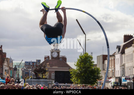 Stockton on Tees, U K. 7. September 2019. Der Great North City Spiele wurden in der High Street und das Riverside gehalten und die Massen genießen Sie erstklassige Athletik einschließlich Stabhochsprung, Weitsprung, Hürden und Sprint. Ein pole Vaulter in Aktion. David Dixon, Alamy Stockfoto