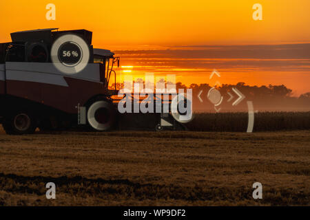 Eine moderne Mähdrescher ernten Weizen mit einem Head-up-Display und das Internet der Dinge in der Landwirtschaft. Stockfoto