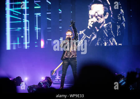 Oslo, Norwegen. 7., September 2019. Die englische Rockband Muse führt ein Live Konzert in der Telenor Arena in Oslo. Hier Sänger, Songwriter und Musiker Matthew Bellamy ist live auf der Bühne gesehen. (Foto: Gonzales Foto - Terje Dokken). Stockfoto