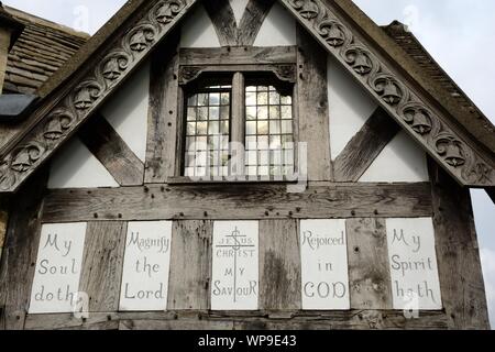 Die Lych Gate Grad 11 denkmalgeschützte Gebäude St Marys Kirche Painswick mit beschrifteten Gips Platten Gloucestershire England Großbritannien Stockfoto