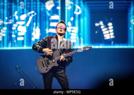 Oslo, Norwegen. 7., September 2019. Die englische Rockband Muse führt ein Live Konzert in der Telenor Arena in Oslo. Hier Sänger, Songwriter und Musiker Matthew Bellamy ist live auf der Bühne gesehen. (Foto: Gonzales Foto - Terje Dokken). Stockfoto