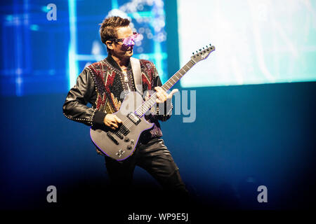 Oslo, Norwegen. 7., September 2019. Die englische Rockband Muse führt ein Live Konzert in der Telenor Arena in Oslo. Hier Sänger, Songwriter und Musiker Matthew Bellamy ist live auf der Bühne gesehen. (Foto: Gonzales Foto - Terje Dokken). Stockfoto