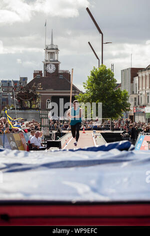 Stockton on Tees, U K. 7. September 2019. Der Great North City Spiele wurden in der High Street und das Riverside gehalten und die Massen genießen Sie erstklassige Athletik einschließlich Stabhochsprung, Weitsprung, Hürden und Sprint. Ein pole Vaulter in Aktion. David Dixon, Alamy Stockfoto