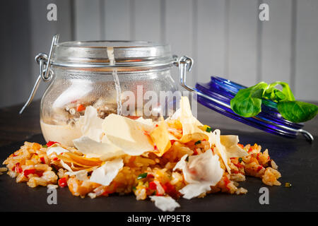 Stroganoff mit cremiger Sauce, Reis und Gemüse auf Steinplatte serviert. Stockfoto