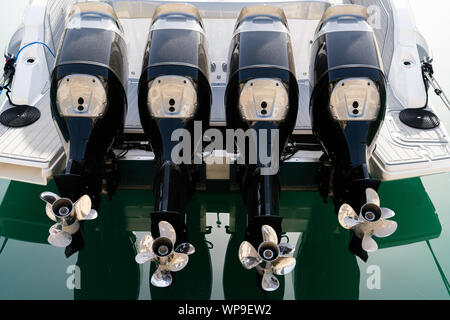 Vier Außenbordmotoren auf einem Schnellboot Stockfoto