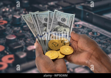 Afrikanische Frau Hände halten ein von Bitcoins und Dollar Stack, Stockfoto