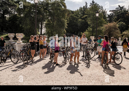 Touristen auf eine Radtour in einem Park Stockfoto