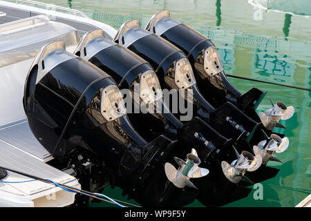 Vier Außenbordmotoren auf einem Schnellboot Stockfoto