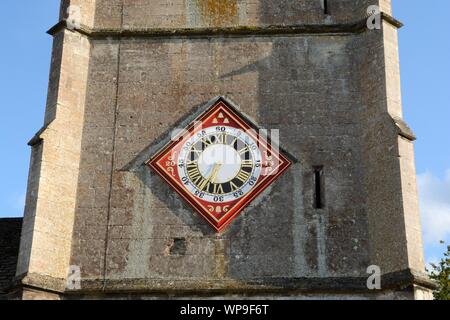 Restaurierte Uhr auf dem Turm von St. Marys Kirche Grad 1 denkmalgeschützte Gebäude Painswick Gloucestershire Cotswolds England Großbritannien Stockfoto