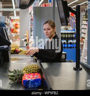 Frau Kassierer arbeiten in einem Lebensmittelgeschäft Stockfoto