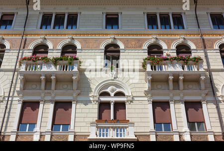 Triest, Italien, 21. Juni 2019: reich verzierte Außenfassade eines eleganten historischen Gebäude in Paganini Straße Stockfoto