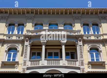 Triest, Italien, 21. Juni 2019: Nahaufnahme der reich verzierte Außenfassade eines neu renovierten eleganten historischen Gebäude in Corso Italia Stockfoto