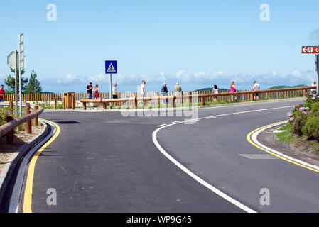 Straße in der Nähe der Aussichtspunkt "Vista do Rei" - Sete Cidades, Azoren Stockfoto