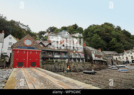 Die RNLI Lifeboat station und helling auf dem Strand in Clovelly, einem kleinen Hafen und Hillside Village in der Zeit verloren an der Küste von North Devon Stockfoto