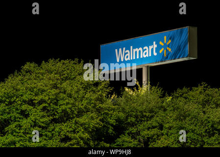 In Syracuse, NEW YORK, May 05, 2019: Nachtansicht von Walmart Billboard. Es ist ein amerikanischer multinationaler Konzern, der großen Discounter und ist Stockfoto