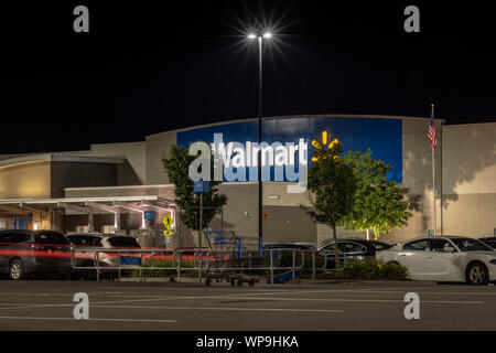 In Syracuse, NEW YORK, May 05, 2019: Nachtansicht der Walmart Supercenter Exterieur. Es ist ein amerikanischer multinationaler Konzern, der großen Diskont sto Stockfoto
