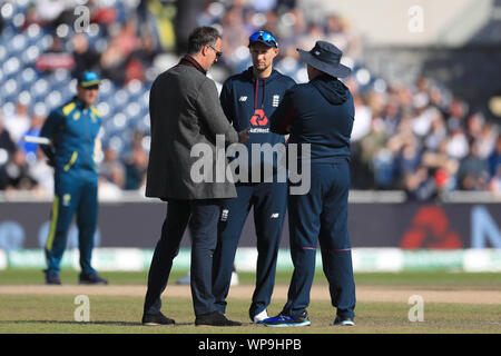 England Kapitän Joe Root (Mitte), Trainer Trevor Bayliss (rechts) und ehemaliger Spieler Michael Vaughan vor dem Start von Tag 5 des vierten Asche Test im Emirates Old Trafford, Manchester. Stockfoto