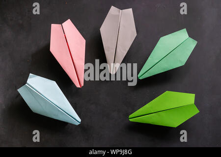 Reihe von etwas Farbe Papier Flugzeuge, handgefertigte Origami auf den Tischen Stockfoto