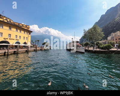 Riva del Garda, Italien - Aug 1, 2019: Ein alter Raddampfer Boot am Hafen von Riva del Garda am Gardasee angedockt Stockfoto