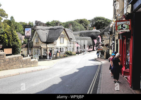 Shanklin, Isle of Wight, Großbritannien. August 15, 2019. Touristen und Urlauber stehenden Geschäften und schönen alten strohgedeckten Dorf in Shanklin auf der Insel Stockfoto