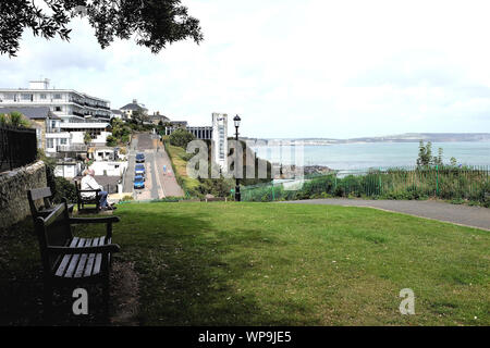 Shanklin, Isle of Wight, Großbritannien. August 17, 2019. Urlauber entspannen Sie auf keat's Green in Richtung East Cliff Promenade und die Klippe mit Sandown Stockfoto