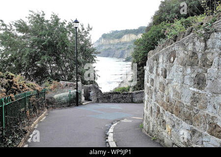Shanklin, Isle of Wight, Großbritannien. August 17, 2019. Auf der Suche nach unten aus dem Chine Hügel in Richtung der Chine Strand und Klippen am Shanklin auf der Isle of Wight, Großbritannien Stockfoto