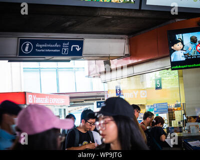 BANGKOK, THAILAND - Mai 6,2017: unbekannte Passagiere mit touristischen Informationen Schild und Counter Service bei BTS Skytrain Station Phayathai Stockfoto