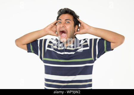 Frustrierte junge Mann schreien Stockfoto