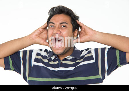 Frustrierte junge Mann schreien Stockfoto