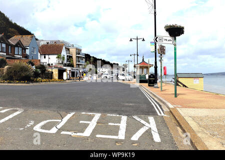 Shanklin, Isle of Wight, Großbritannien. August 17, 2019. Urlauber wandern und geniessen die Strandpromenade in Shanklin auf der Isle of Wight, Großbritannien. Stockfoto