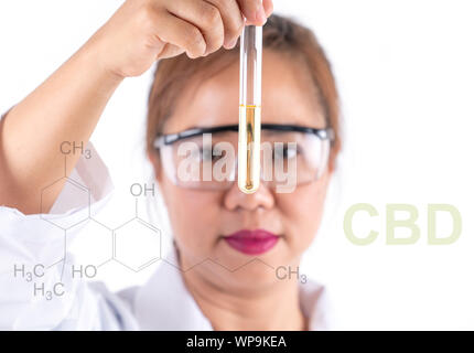 Asiatische Frau wissenschaftliche Forschung, die CBD-Lösung in der Roehre Stockfoto