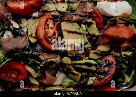 Salat mit geräuchertem Lachs und Balsamico-Essig Stockfoto