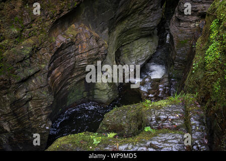 Devil's Punchbowl an der Teufelsbrücke in der Nähe von Weymouth in der Mitte von Wales. Stockfoto