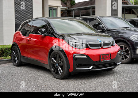 BMW i3s auf Rote Autokennzeichen, ein neues Fahrzeug. Thailand Auto Nummernschild Stockfoto