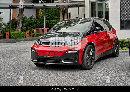 BMW i3s auf Rote Autokennzeichen, ein neues Fahrzeug. Thailand Auto Nummernschild Stockfoto