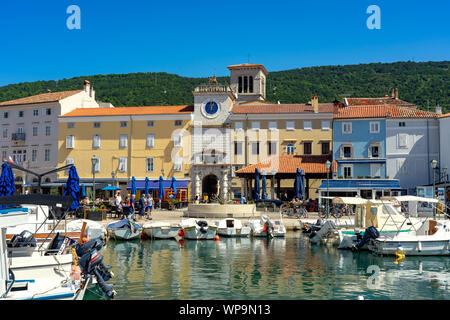 09.02.2019. Cres, Kroatien: Städtische Loggia und bunten Häusern von Cres Altstadt Bay Harbour mit Menschen Stockfoto