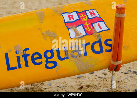 Ein Rettungsschwimmer Surfboard am Strand im Sommer. Stockfoto