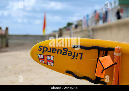 Ein Rettungsschwimmer Surfboard am Strand im Sommer. Stockfoto