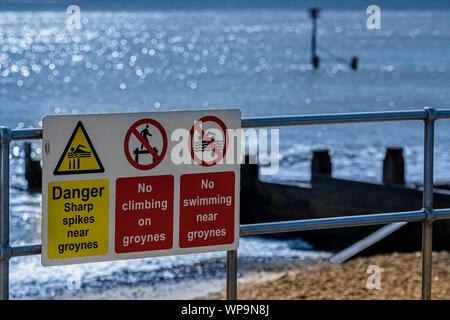 Anmelden Warnung vor den Gefahren des Tauchen oder Schwimmen in der Nähe der Hafenmole. Stockfoto