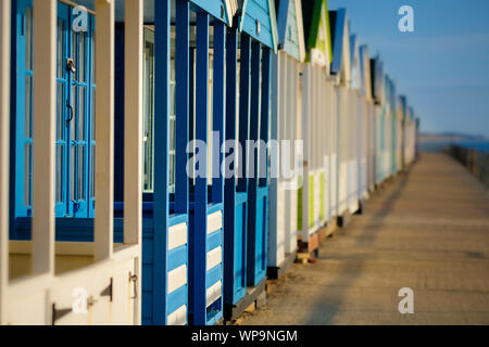 Umkleidekabinen am Strand an der Promenade von Southwold. Stockfoto