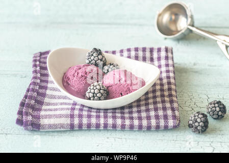 Schüssel mit Black lavendel Eis Stockfoto