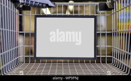 Nahaufnahme von einem Werbeschild in einen Warenkorb. Bild horizontal mit kopieren. Stockfoto
