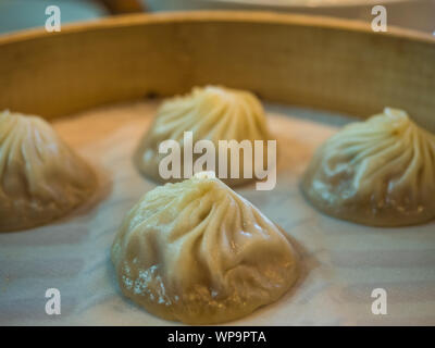 Gedämpftes Schweinefleisch Baozi in Suppe auf Bambus-Dampfer Stockfoto