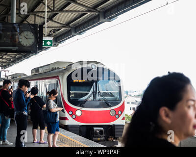 BANGKOK, THAILAND - Mai 6,2017: unbekannte Passagiere wartet, bis der Suvarnabhumi Airport Rail Link Zug kommt am 6. Mai 2017 in Bangkok, Thailan Stockfoto