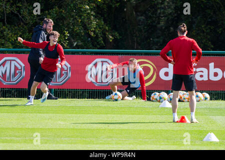 Hensol, Wales, UK. 08 Sep, 2019. Hensol, Wales, UK. 8. September 2019. Daniel James erscheint über die gefallenen Chris Gunter zu feiern, wie Gareth Bale auf (rechts) bei der Wales National Team Training vor dem Freundschaftsspiel gegen Weißrussland aussieht. Credit: Mark Hawkins/Alamy leben Nachrichten Stockfoto