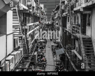 BANGKOK, THAILAND - Mai 6,2017: Kleine überlasteten Gasse zwischen Wohnung in Zentrum von Siam Center, die großen Shopping Mall Area am 6. Mai 2017 in Bangk Stockfoto