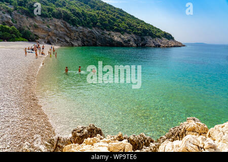 09.04.2019. Mali Losinj, Kroatien: lubenice Strand mit Tousist in Insel Cres Kroatien mit kristallklarem, türkisfarbenem Wasser Stockfoto