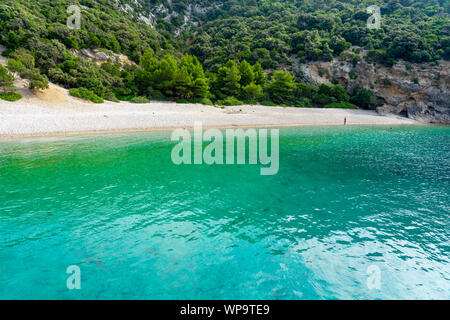 Versteckte Lubenice Beach in Insel Cres Kroatien mit kristallklarem, türkisfarbenem Wasser Stockfoto